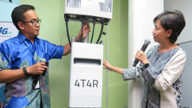 Direktur Teknologi XL Axiata, Yessie D Yosetya (kanan).