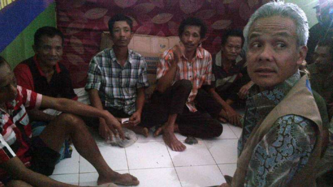 Gubernur Jawa Tengah, Ganjar Pranowo, meninjau pengungsi longsor Banjarnegara.