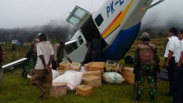 Pesawat terbang milik PT Asian One terjungkal setelah mendarat di Bandara Ilaga di Kabupaten Puncak, Papua, pada Kamis pagi, 13 Oktober 2016.