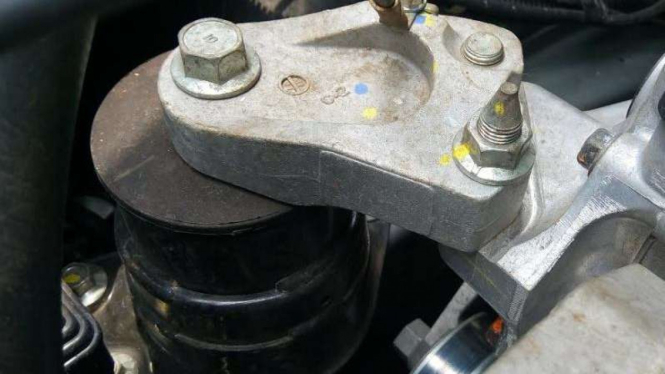 mounting pada mobil