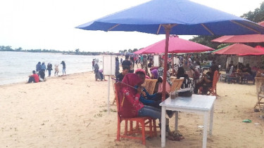 Tenda payung dari sebuah kafe di lokasi wisata Pantai Ombak Mati Bondo, Jepara. 