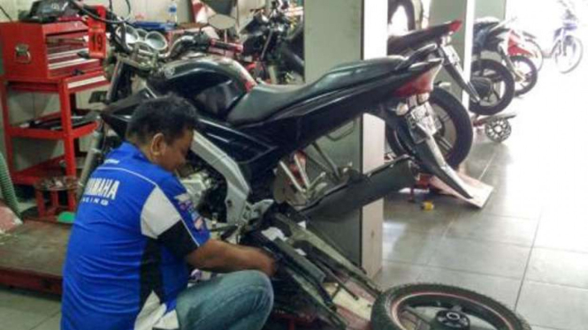 Bengkel servis motor Yamaha.
