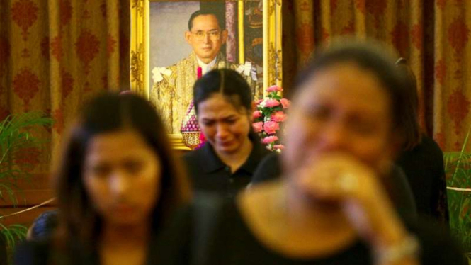 Rakyat Thailand berduka setelah Raja Bhumibol Adulyadej wafat Oktober 2016.