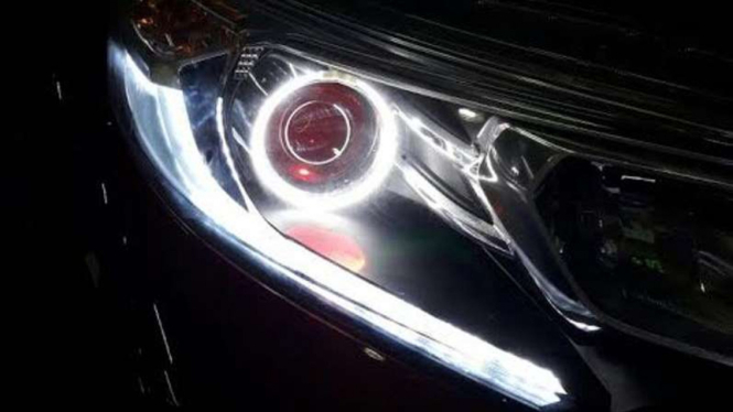 Angel eyes pada lampu mobil