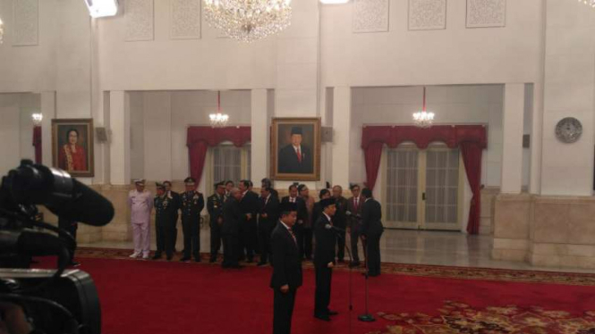 Ignasius Jonan dan Arcandra Tahar dilantik Presiden Joko Widodo sebagai Menteri dan Wakil Menteri Energi dan Sumber Daya Mineral. 