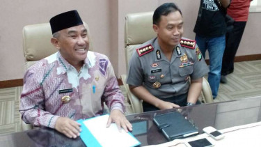 Wali Kota Depok, Idris Abdul Somad (kiri).