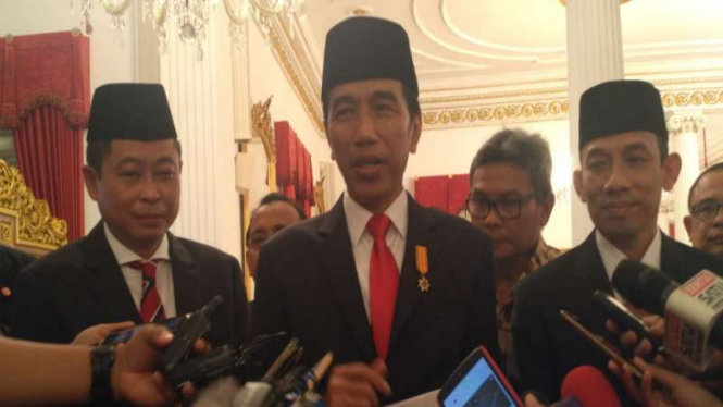 Presiden Jokowi bersama Ignasius Jonan dan Arcandra Tahar