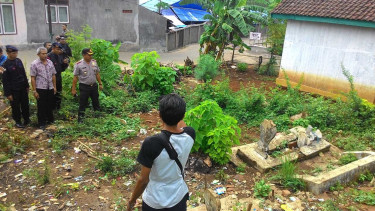 Kapolres Probolinggo mengecek kuburan di kompleks Padepokan Dimas Kanjeng Taat Pribadi. Foto: VIVA.co.id/Nur Faishal