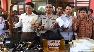 Polisi menunjukkan barang bukti dari tersangka penipu Dimas Kanjeng Taat Pribadi di mapolda Jawa Timur, Jumat (7/10/2016).  Foto: ANTARA/M Risyal Hidayat
