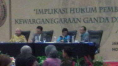 Mantan hakim agung Bagir Manan menjadi pembicara di seminar dwi kewarganegaraan
