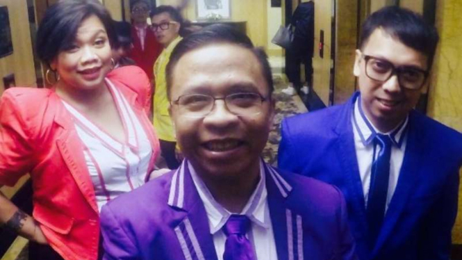 Oon (tengah) dengan Tika dan Udjo Project Pop