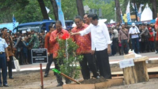 Presiden Jokowi membuka Sail Karimata 2016.