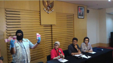 Penyidik KPK menunjukkan barang bukti hasil operasi tangkap tangan terhadap anggota DPRD Kebumen, Minggu (16/10/2016)