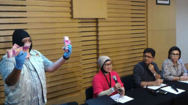 KPK saat jumpa pers terkait  operasi tangkap tangan (OTT) di Kebumen, Jawa Tengah.