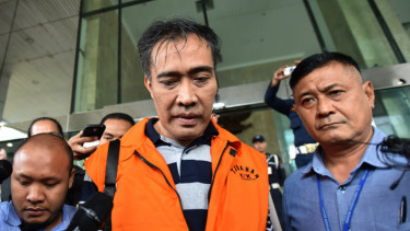 Ketua Komisi A DPRD Kebumen Yudhy Tri Hartanto mengenakan baju tahanan usai menjalani pemeriksaan di Gedung KPK Jakarta, Minggu (16/10/2016). 