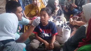 Pengungsi banjir bandang Garut lakukan pengobatan gratis.