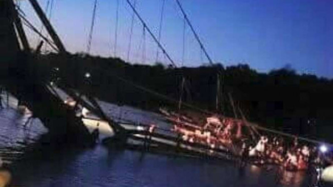 Jembatan Kuning yang menghubungkan Nusa Lembongan dan Nusa Ceningan, Kabupaten Klungkung, Bali, ambrol pada pukul 18.45 Wita, Minggu, 17 Oktober 2016.