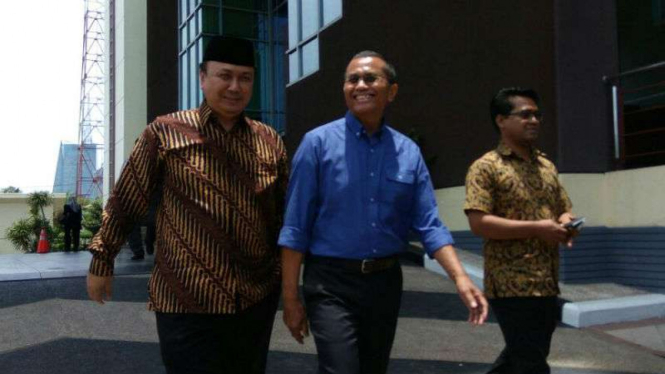 Dahlan Iskan (tengah) saat beristirahat siang di sela-sela pemeriksaannya sebagai saksi kasus korupsi aset PT Panca Wira Usaha di kantor Kejaksaan Tinggi Jawa Timur.