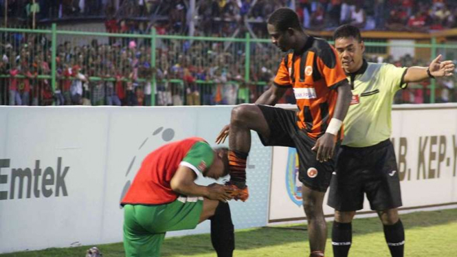 Selebrasi gol pemain Perseru Serui, Osas Saha