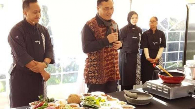 Duta Besar Republik Indonesia untuk Perancis, Monaco dan Andorra, Hotmangaradja Pandjaitan, membuka Festival Colorful Indonesia 2016.