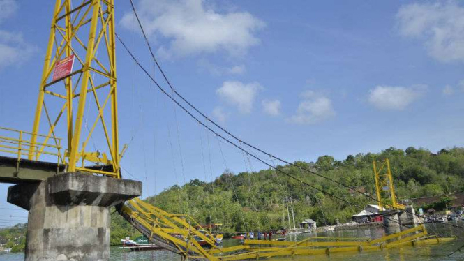 Jembatan roboh di Pulau Nusa Ceningan, Klungkung, Bali.
