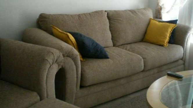 ilustrasi sofa di rumah