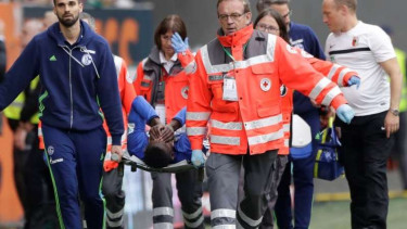 Pemain Schalke, Breel Embolo, saat ditandu keluar lapangan
