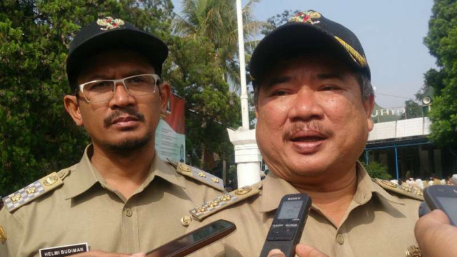 Bupati Garut, Rudy Gunawan, mengunjungi para korban banjir bandang di kabupaten itu pada Senin, 17 Oktober 2016.