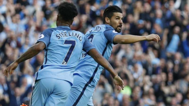 Pemain Manchester City, Raheem Sterling (kiri) dan Nolito (kanan)