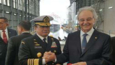 KSAL Laksamana Ade Supandi di depan KRI Bima Suci di Galangan Kapal Spanyol