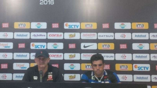 Pelatih Madura United, Mario Gomes de Olivera (kiri)