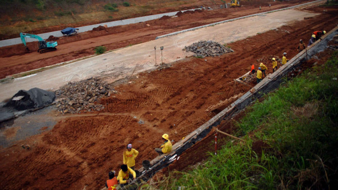 Pengerjaan Proyek Jalan Tol.