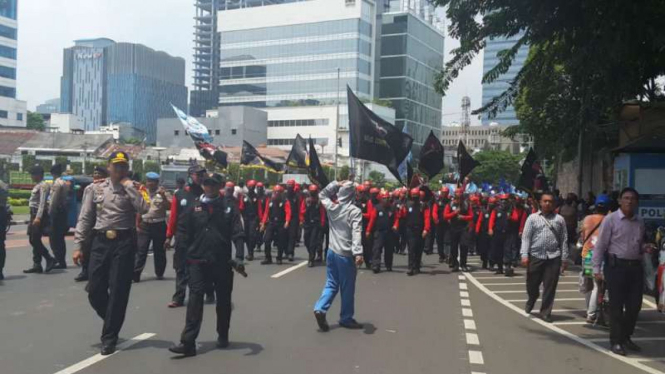 Massa buruh saat unjuk rasa di depan Disnakertrans DKI, 19 Oktober 2016.