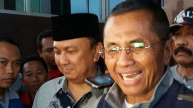 Mantan Menteri Badan Usaha Milik Negara, Dahlan Iskan, seusai diperiksa di Kejati Jatim.
