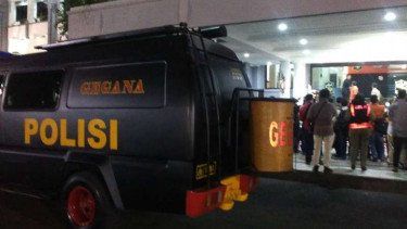 Tim Gegana di rumah dinas wali kota Surabaya