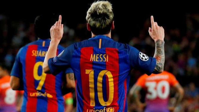 Striker Barcelona, Lionel Messi rayakan gol.