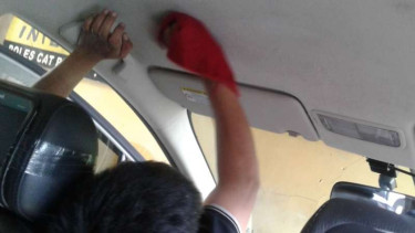 Bersihkan plafon mobil.