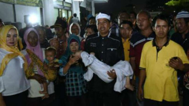 Bupati Purwakarta Dedi Mulyadi membawa Indriani ke RS Cito Mandaya