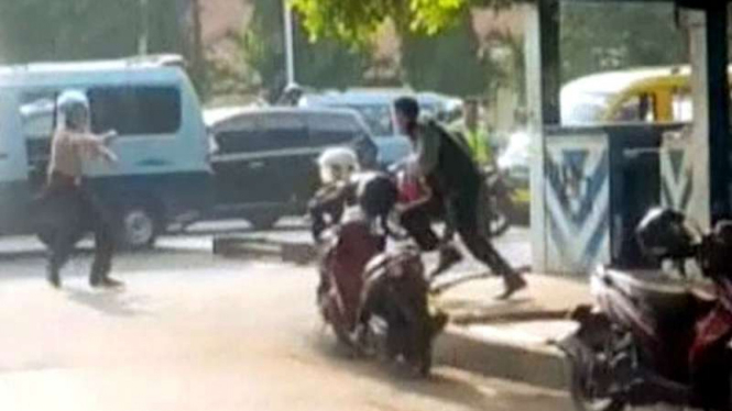Pelaku penyerangan polisi di Pos Polisi Yuppentek, Tangerang Kota, Kamis, 20 Oktober 2016.