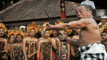 Kebal saat tunjukkan ilmu Rawarontek.
