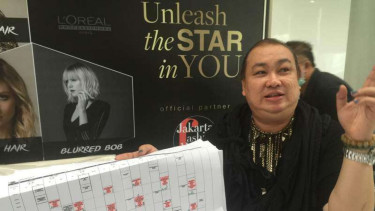 Head of Make-up and Hairstyling Jakarta Fashion Week,  Qiqi Franky