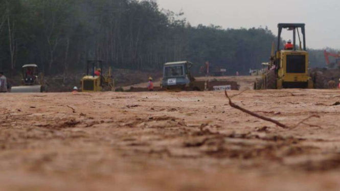 Pekerja sedang mengerjakan proyek jalan tol Trans Sumatera