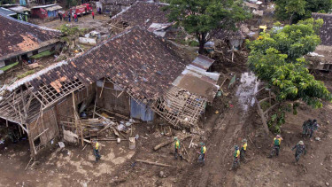 Petugas TNI mencari korban bencana banjir bandang di Garut, Jawa Barat. Foto: ANTARA/Wahyu Putro A