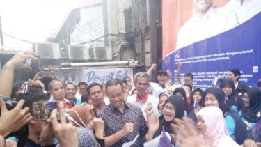Anies Baswedan bersama pendukungnya.