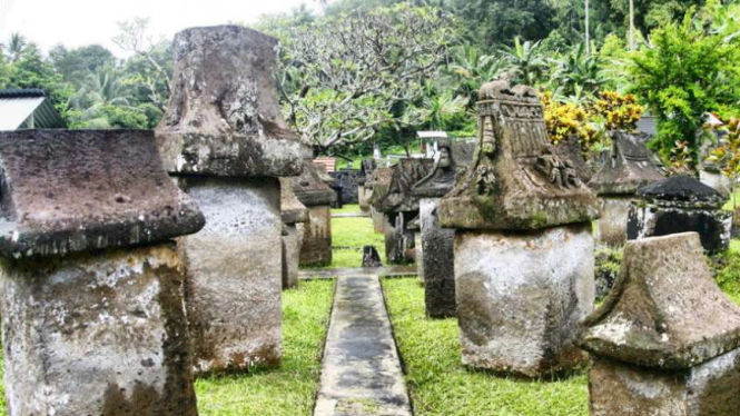 Waruga, kuburan tua Suku Minahasa, di Desa Sawangan, Minahasa Utara, Sulawesi Utara.