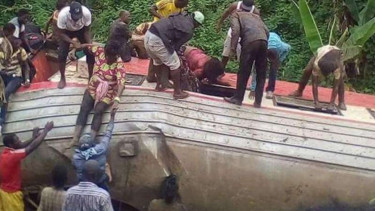 Upaya penyelamatan korban kereta anjlok di Kamerun, 20 Oktober 2016.