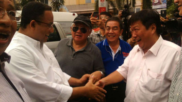 Bakal calon gubernur DKI Jakarta, Anies Baswedan, sapa warga di Pasar Glodok