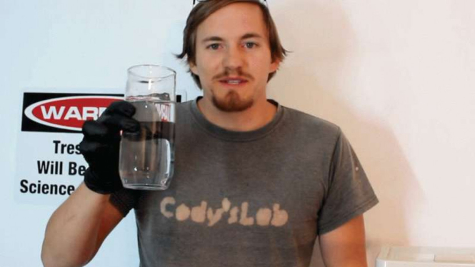  Youtuber Cody Don nekat minum sianida