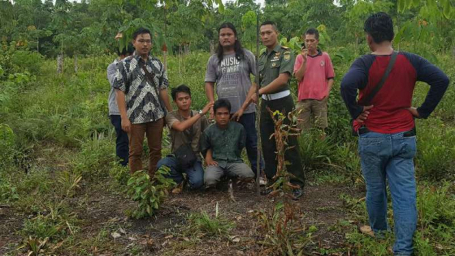 Pelaku mutilasi dan pembunuhan terhadap anggota TNI di Sumatera Selatan saat menjalani pemeriksaan di lokasi tempat kejadian perkara, Minggu (23/10/2016)