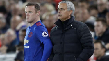 Wayne Rooney (kiri) dan Jose Mourinho.